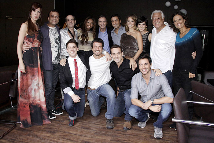 O elenco da novela e a cantora Zélia Duncan posaram com os ex-BBBs, mais o cantor Ney Matogrosso
