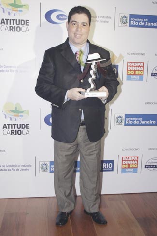 Andre Lucas, filho de Chico Anysio, recebeu o prêmio pelo pai