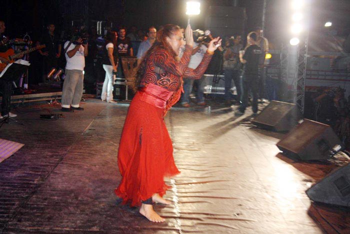 A cantora Fafá de Belém abriu o show da noite festiva