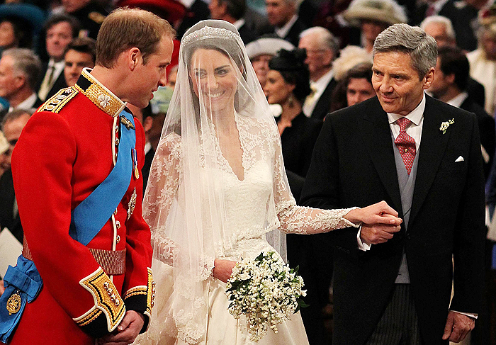Apesar de bem tradicional, Kate e William conversam durante a cerimônia