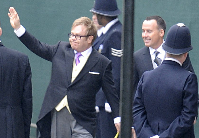 Elton John chega à Abadia de Westminster, em Londres, com seu marido, David Furnish