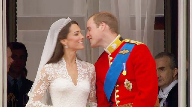 William e Kate dão o primeiro beijo depois de casados