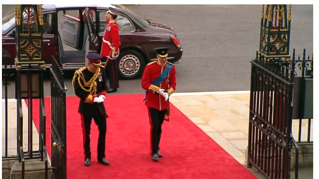 Ao lado de seu irmão Harry, o Príncipe William chega à abadia