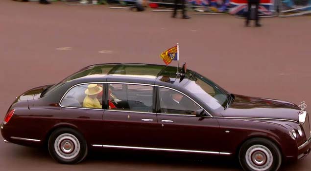 A Rainha Elizabeth II a caminho da abadia