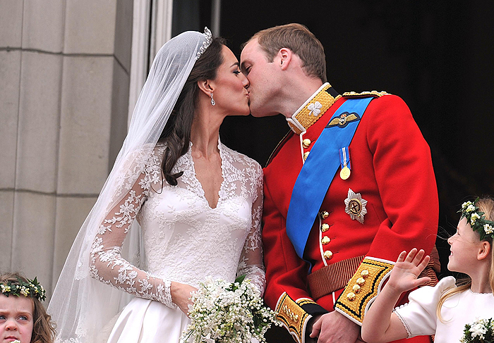 O casal troca o primeiro beijo depois de casados