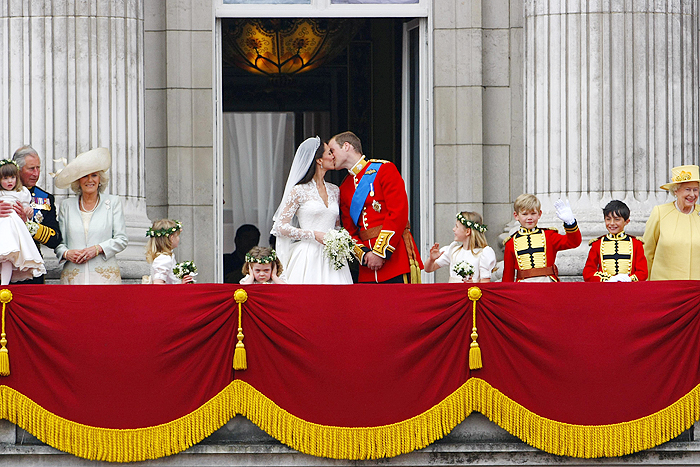 A Família Real assiste ao beijo
