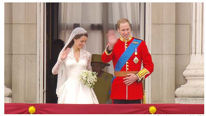 William e Kate saúdam a multidão na sacada do Palácio de Buckingham
