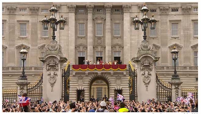 William e Kate saúdam diante do Palácio de Buckingham