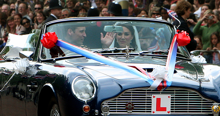 Príncipe William quebra protocolo e dirige carro aberto ao lado da noiva
