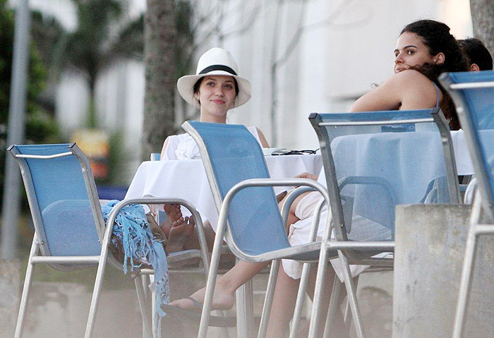 Nathalia Dill esteve na praia do Arpoador com amigos 