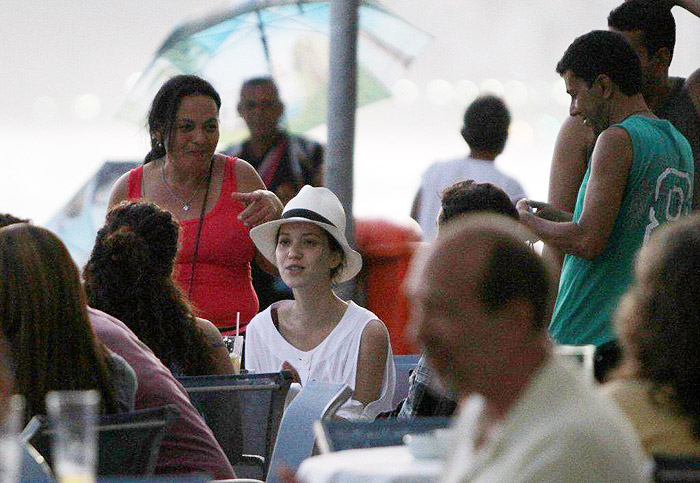 Atriz colocou a conversa em dia com os amigos