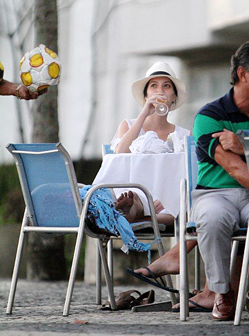 Nathalia Dill foi fotografada na praia do Arpoador