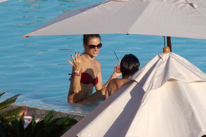 Alessandra Ambrosio relaxa em piscina no Rio. Álbum de fotos!