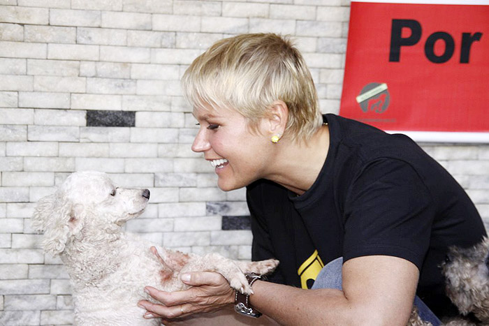 Xuxa visita abrigo de cães e gatos no Rio