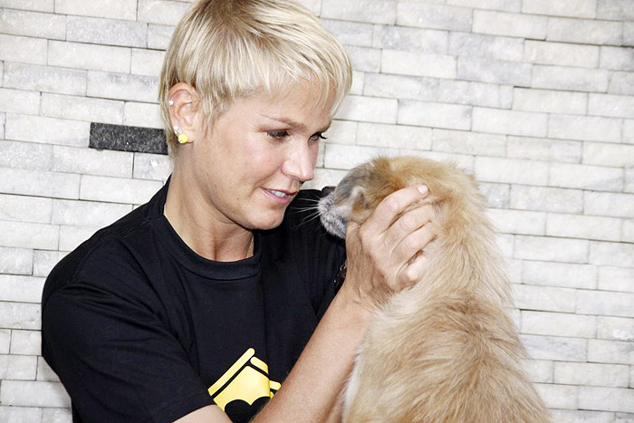 Xuxa visita abrigo de cães e gatos no Rio