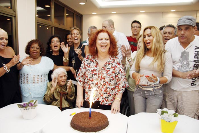 O parabéns foi animado e contou com um grande bolo de chocolate