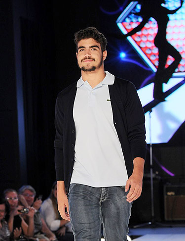 Caio Castro desfila com roupas moderninhas no Center Norte Rockn Fashion