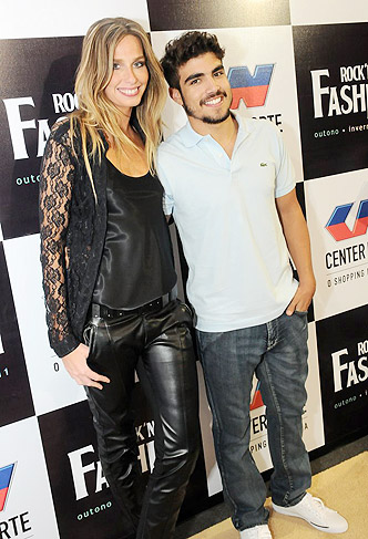 Mariana Weickert  e Caio Castro posam para os fotógrafos no evento