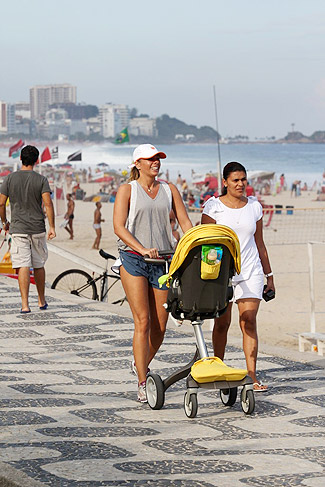 Adriane Galisteu passeia com Vittorio pela orla do Leblon