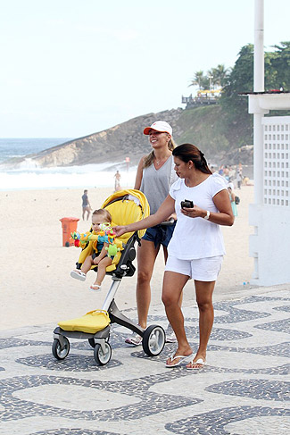 A babá também brincou com o menino no passeio