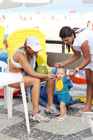 Hora do lanche! A mamãe coruja não esquece de dar uma raspinha de coco