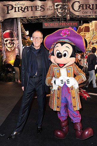 Geoffrey Rush posa ao lado de Mickey Mouse na pré-estreia de Piratas do Caribe 4