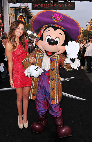 Ashley Tisdale também posou ao lado de Mickey Mouse