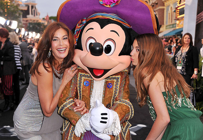 Teri Hatcher se divertiu ao tirar fotos ao lado de Mickey Mouse