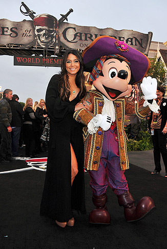 Vanessa Hudgens também apareceu na pré-estreia de Piratas do Caribe 4 na Califórnia