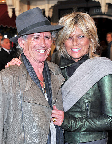 Keith Richards e a modelo Patti Hansen comparecem à pré-estreia de Piratas do Caribe 4 na Califórnia