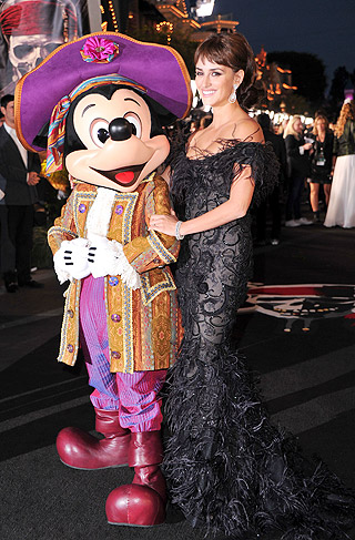 Penélope Cruz posa ao lado de Mickey Mouse