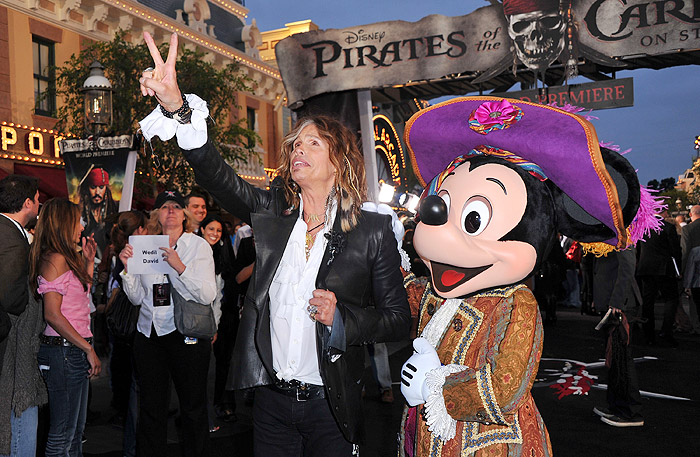 Steven Tyler também posa ao lado de Mickey Mouse