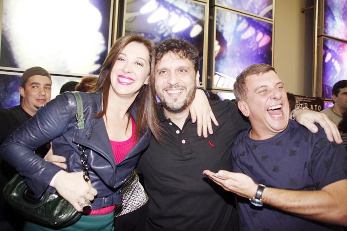 Claudia Raia, Enzo e Jorge Fernando se divertem na pré estreia