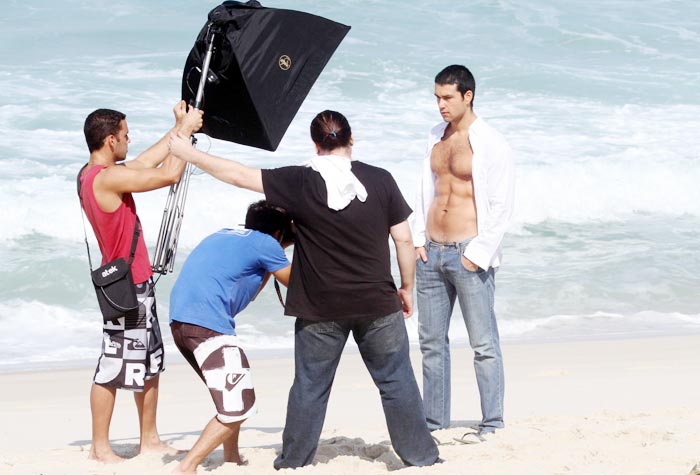 Sérgio Marone fez um ensaio sensual na praia da Barra da Tijuca, Zona Sul do Rio