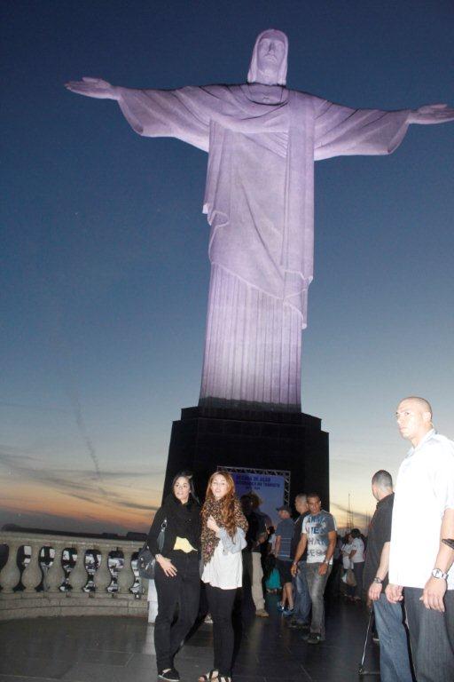 Miley Cyrus visita o Cristo Redentor, no Rio