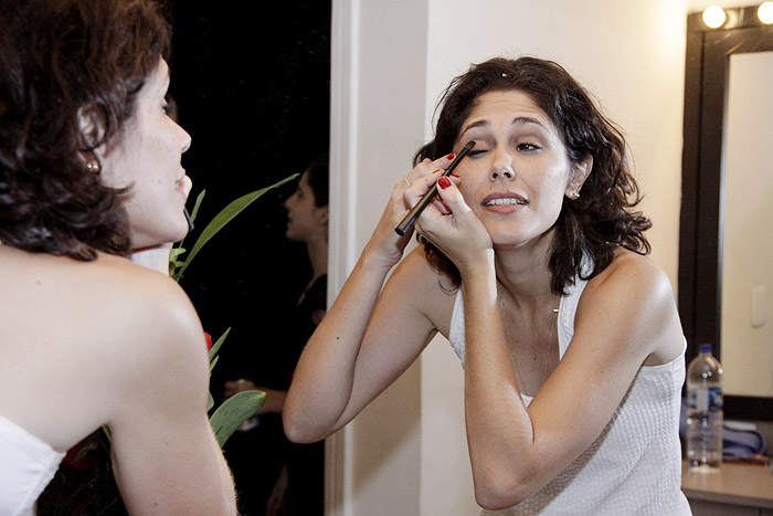 Juliana Martins faz a maquiagem