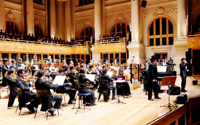 A orquestra acompanha Chitãozinho e Xororó