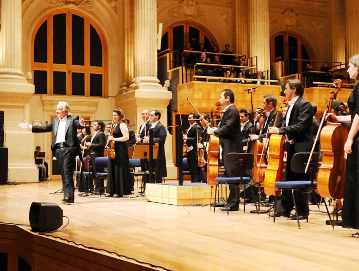 João Carlos Martins e sua orquestra agradecem à plateia