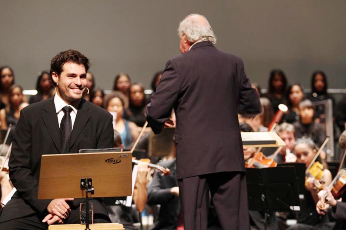 O ator se empolga com a apresentação