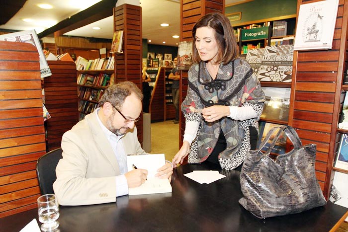 Ernesto Paglia autografa o livro de Fátima Bernardes