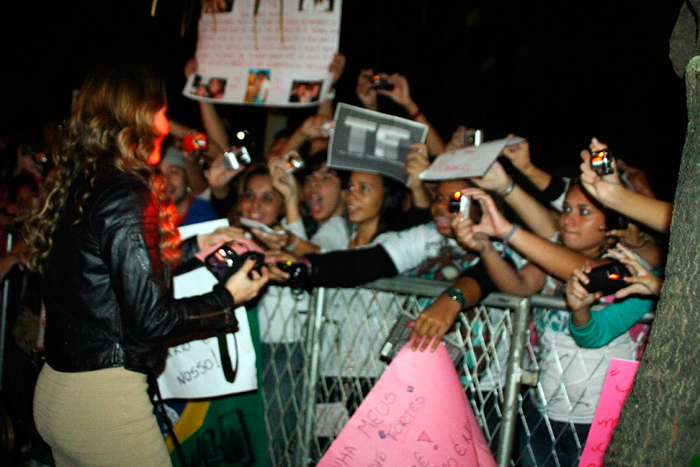 Claudia Leitte recebeu os fãs na porta do hotel