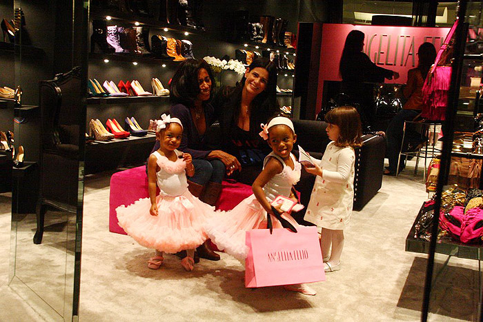 Glória Maria se divertiu com as filhas na loja de Angelita Feijó