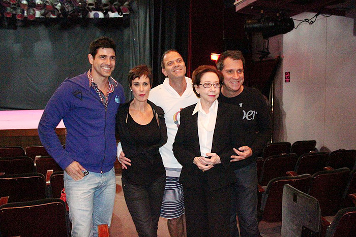 Reynaldo Gianecchini, Fernanda Montenegro e elenco da peça posam para fotografia