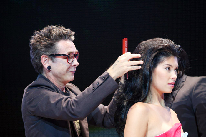 O cabeleireiro se apresenta em evento na Via Funchal, em São Paulo
