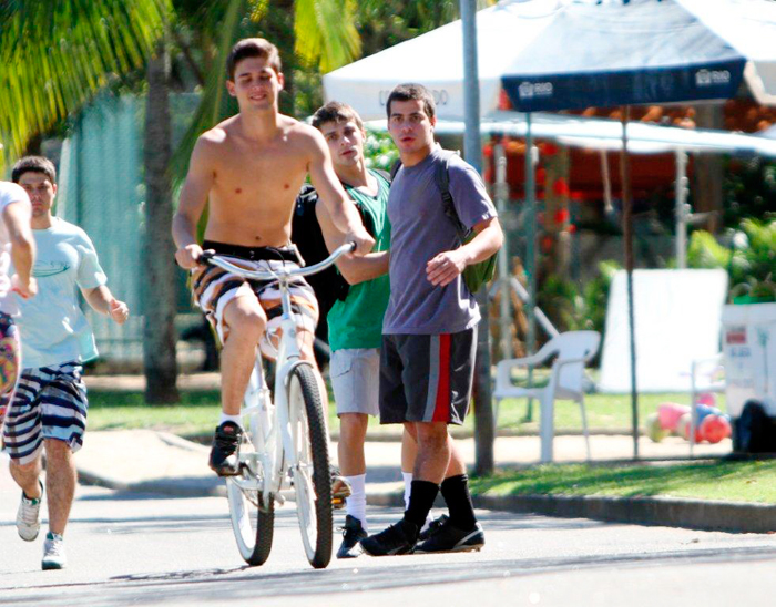 Os dois observam o rapaz de bicicleta