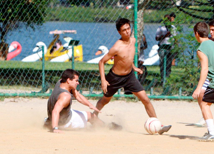 Thiago cai no chão