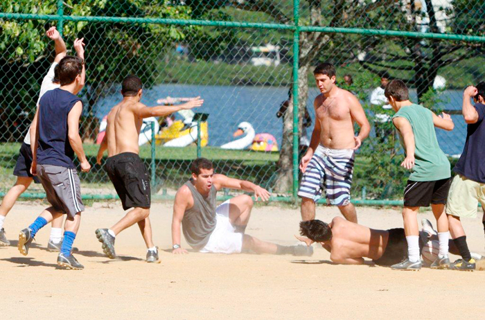 Outro ator também cai no chão de areia