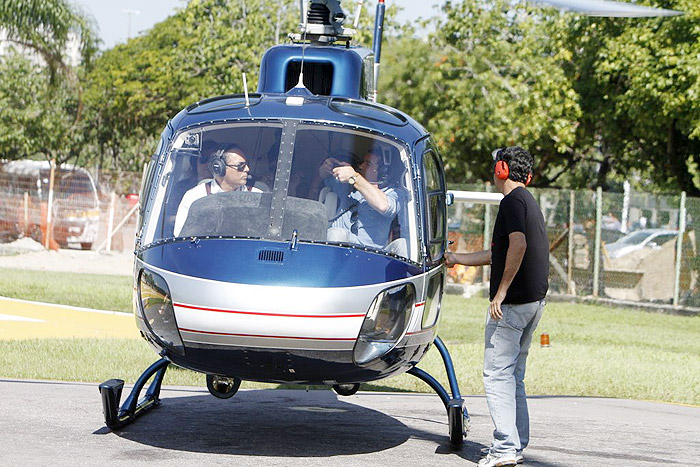 Antonio Banderas chega de helicóptero na Lagoa Rodrigo de Freitas