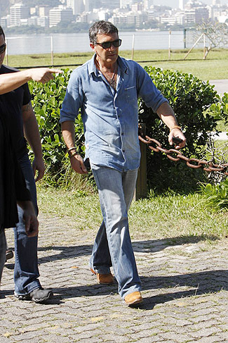 Antonio Banderas caminha pelas calçadas da Lagoa Rodrigo de Freitas