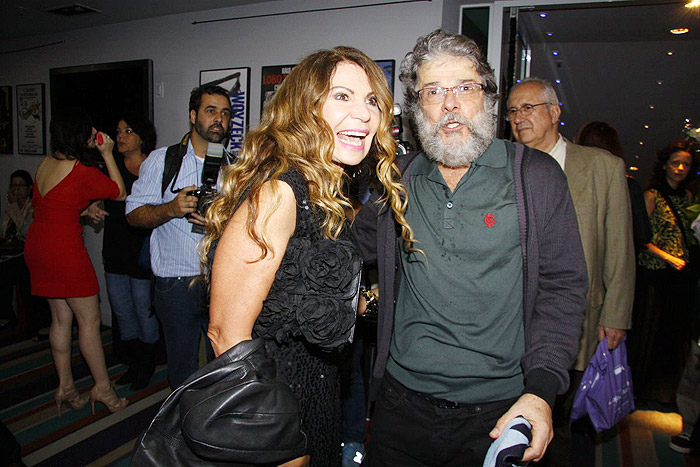 O ator também tira foto ao lado de Elba Ramalho